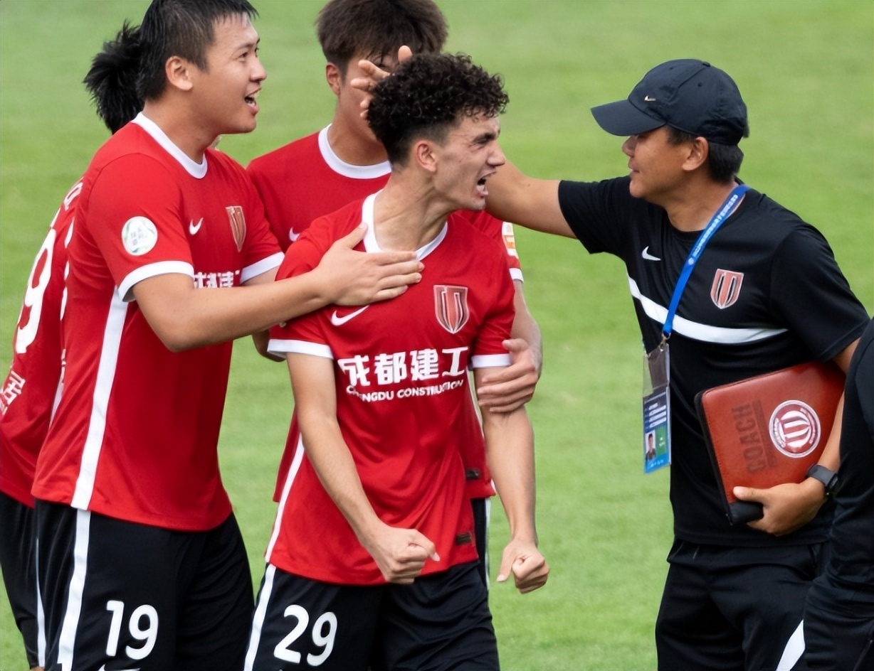 爱游戏体育-公牛观众热烈欢呼！，内马尔迎来十赛季出色发挥赛场气氛高涨-爱游戏体育